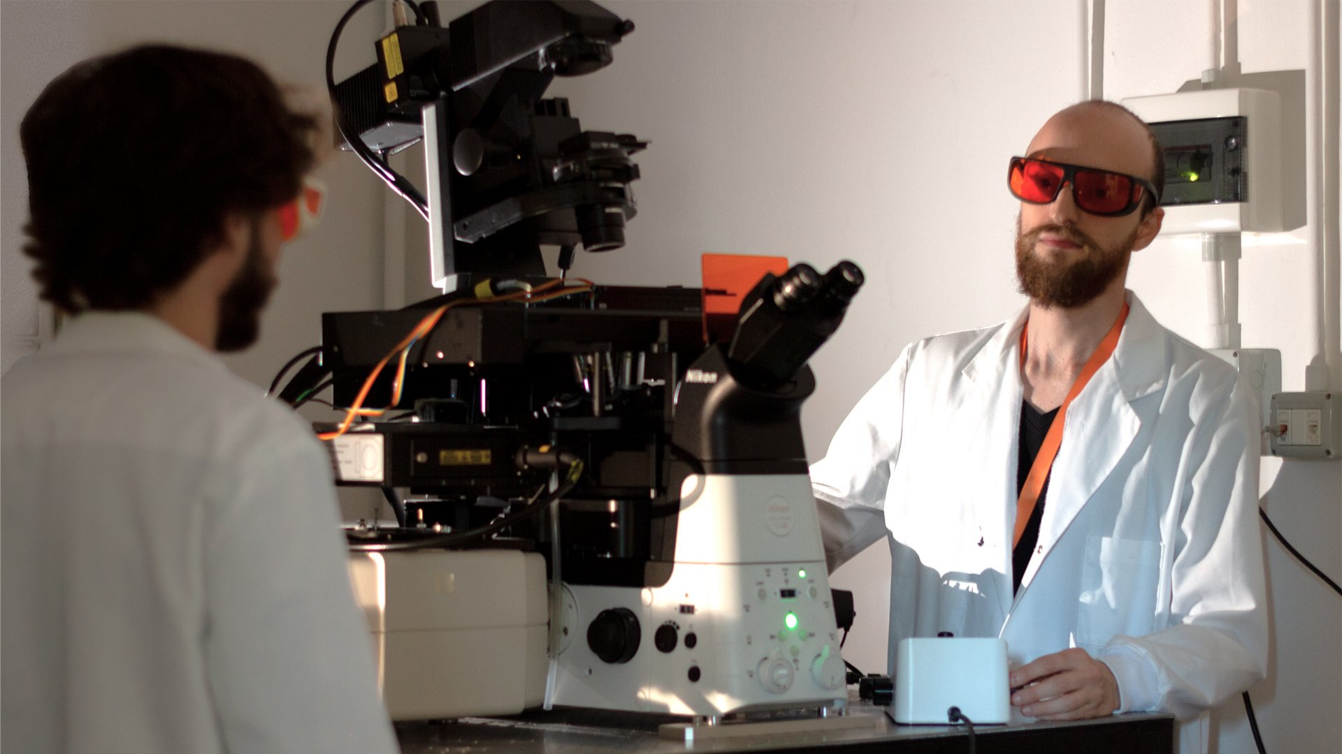 Claudio Conci in the lab, "capturing" images of living cells with a two-photon microscope