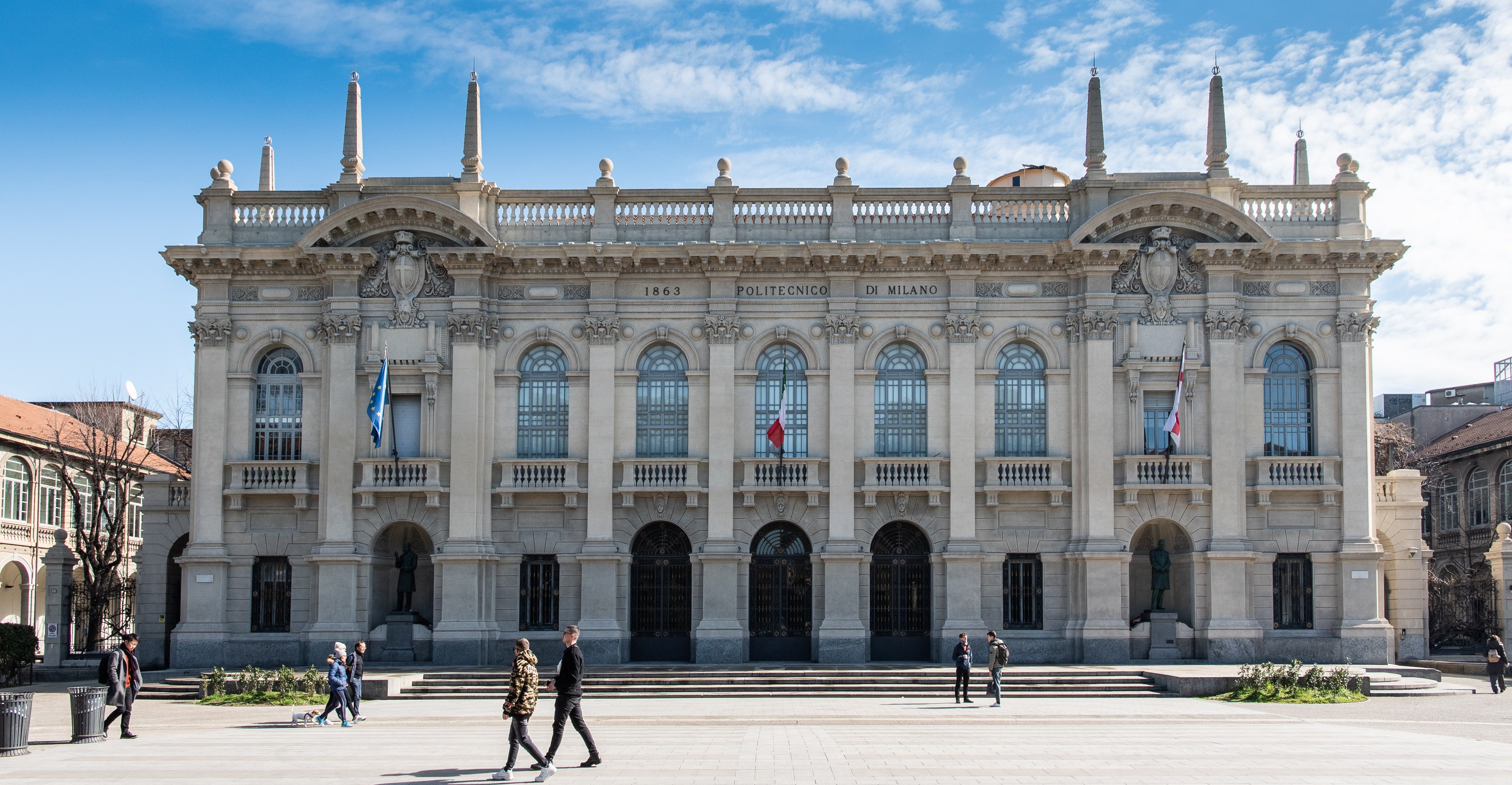 Il rettorato e la sua piazza, l'edificio principale del Polimi